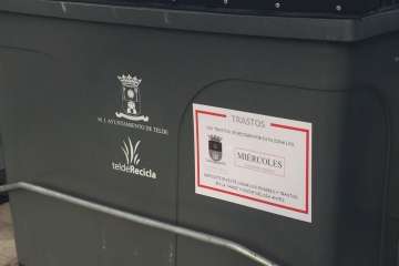 Pegatinas informativas en los contenedores del Distrito Costa (Foto TA)